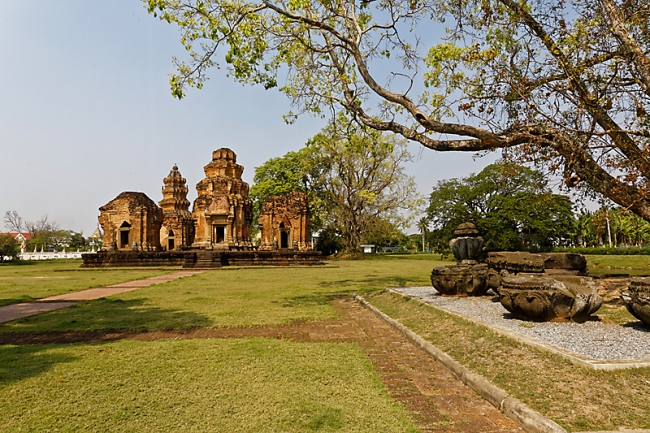 Prasat Sikhoraphum-MAR15-095